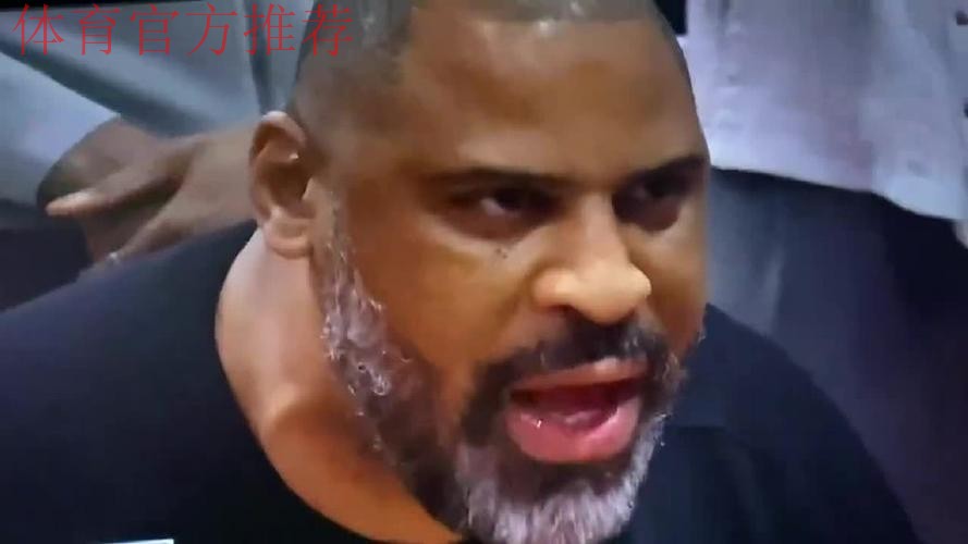 乌度卡对裁判怒吼：你xx睁大眼睛看看，睁大你的x眼看看